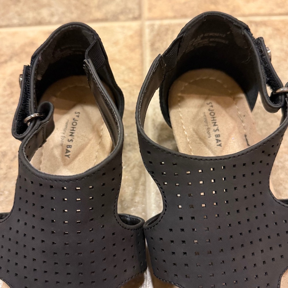 St Johns Bay Newcastle Black Perforated Wedge Sandals Memory Foam Womens 8.5 M - Picture 8 of 11